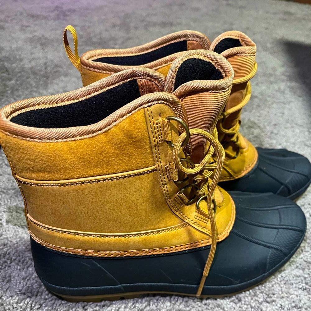 GENTLY WORN RAIN BOOTS